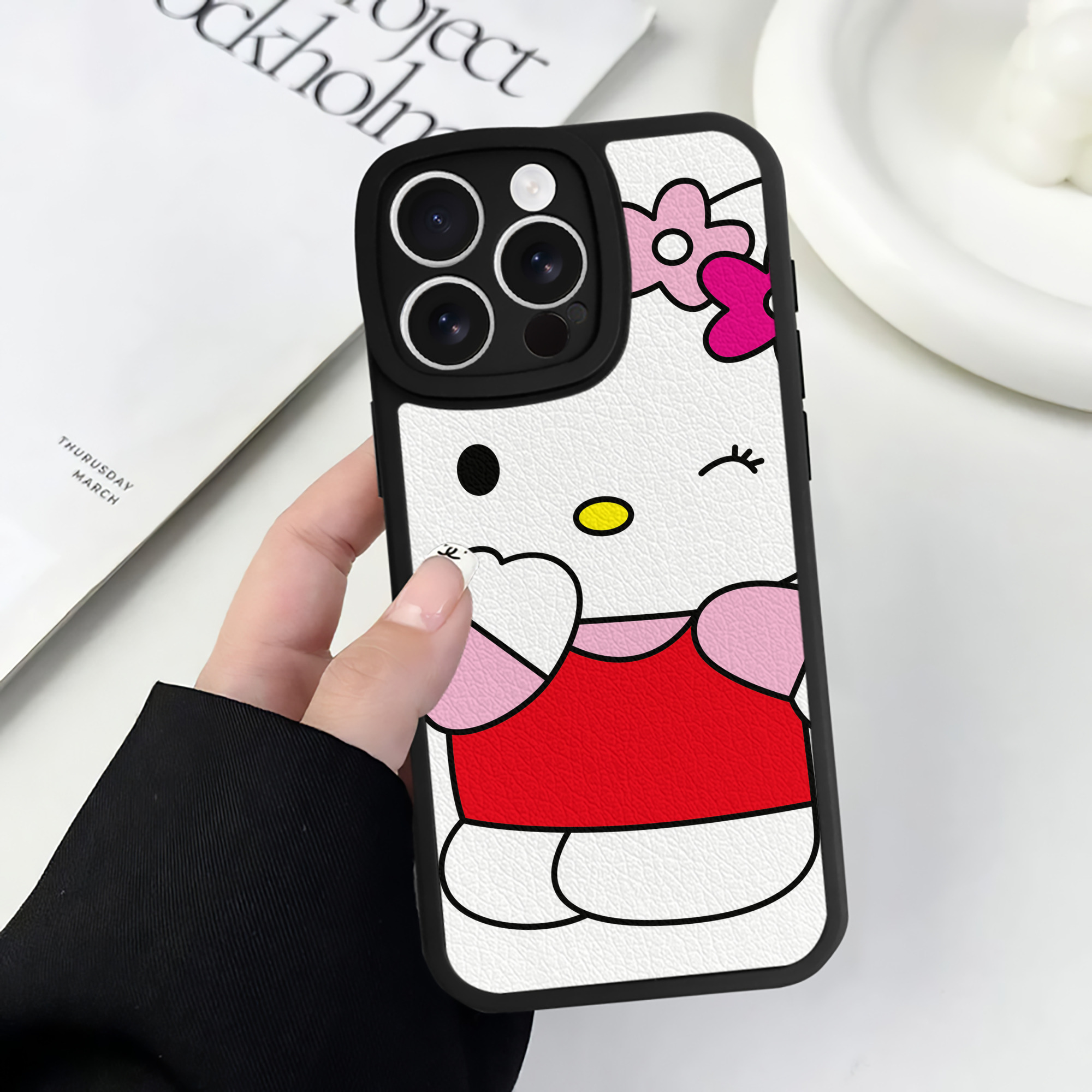 （画像用） Hello Kitty ハローキティ 【iPhone 16シリーズ対応】シリコンスマホケース（レザー調） 材質：シリコン